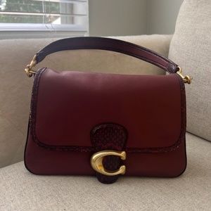 Coach purse COMES WITH STRAP